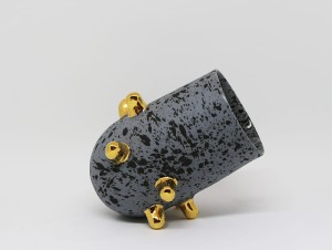 Kubek Studs wysoki ze złotymi wypustkami